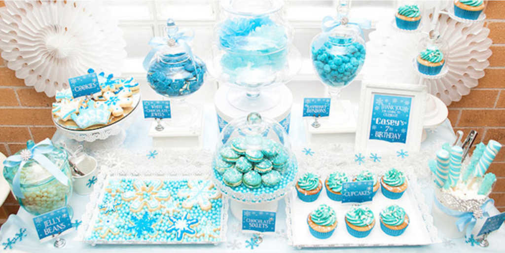 Sweet table anniversaire Reines des Neiges par Kara's Party Ideas