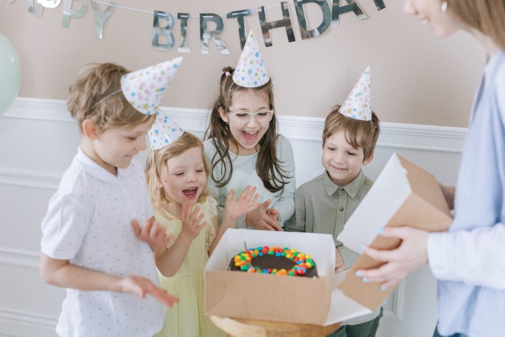 Organiser l'anniversaire de ses 7 ans : jeux, décoration,  - Holly Party