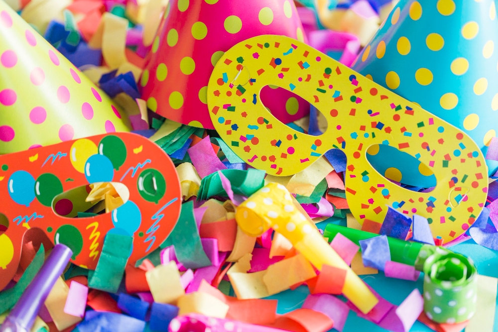 masques, chapeau en cartons et confettis de carnaval