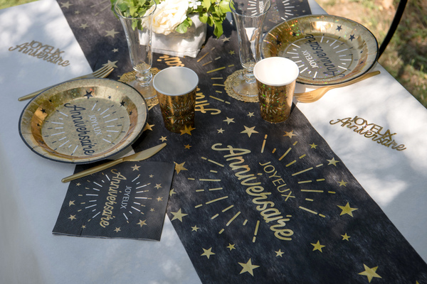 Chemin de table 50 ans noir et or: Décoration de table jetable anniversaire