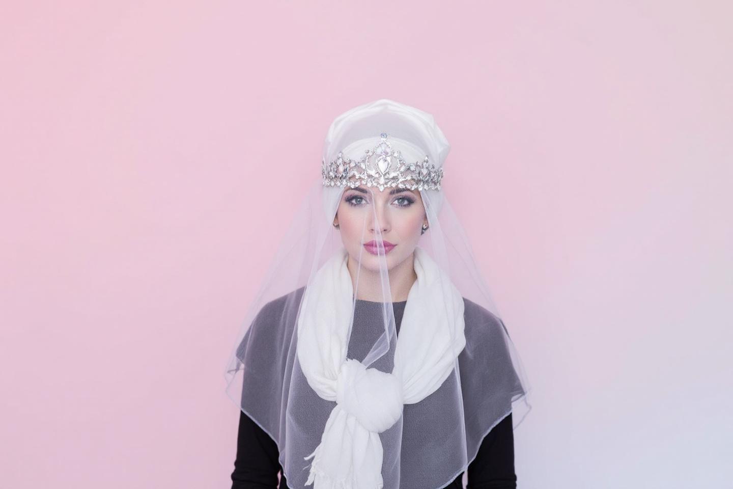 Femme portant un voile blanc, couronne et maquillage dramatique