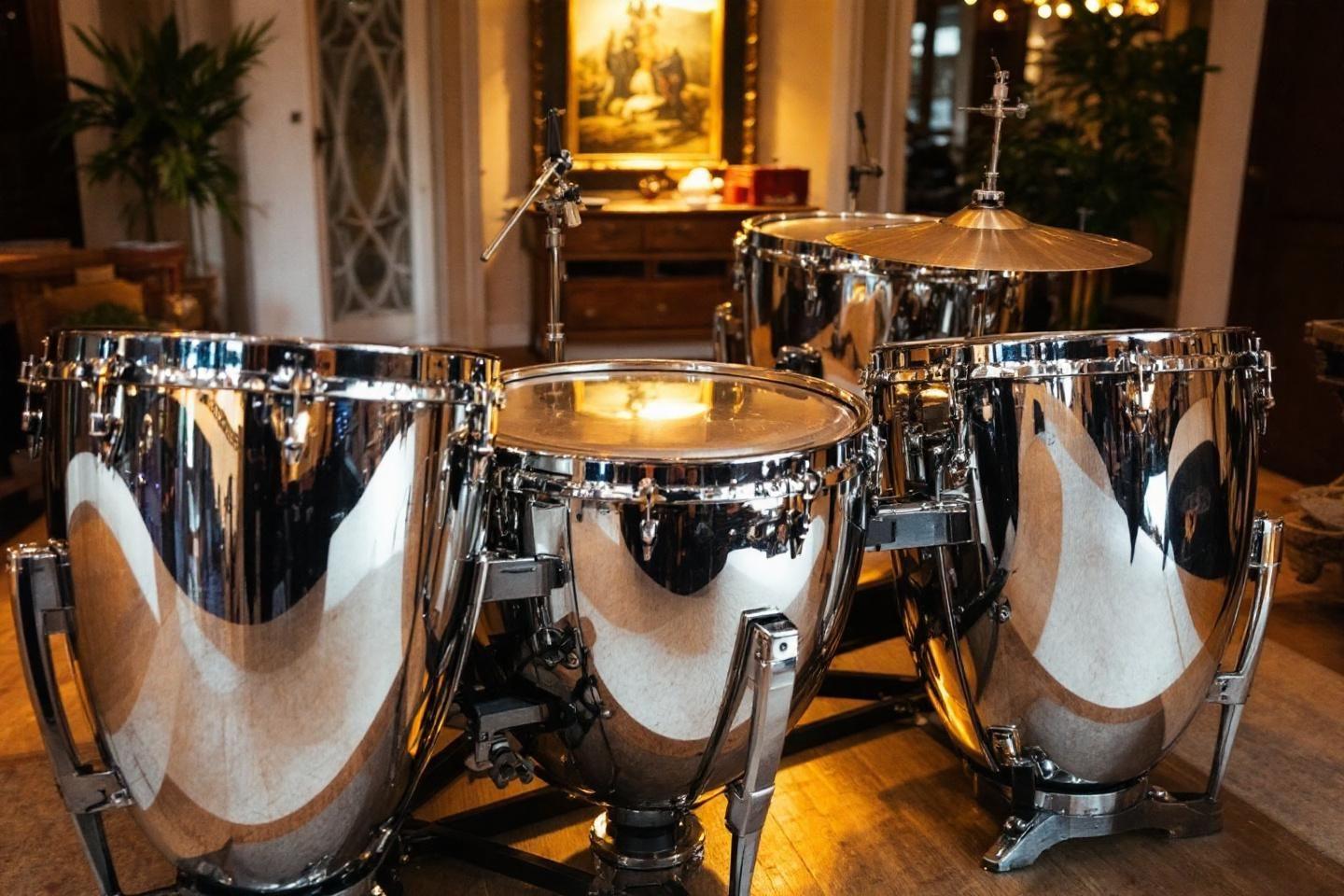 Gros plan sur un ensemble de timbales chrom&eacute;es brillantes