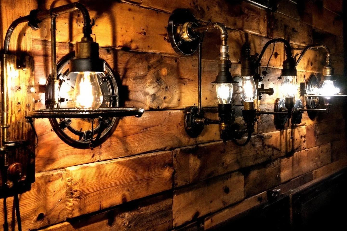 Luminaires vintage suspendus sur mur en bois ancien