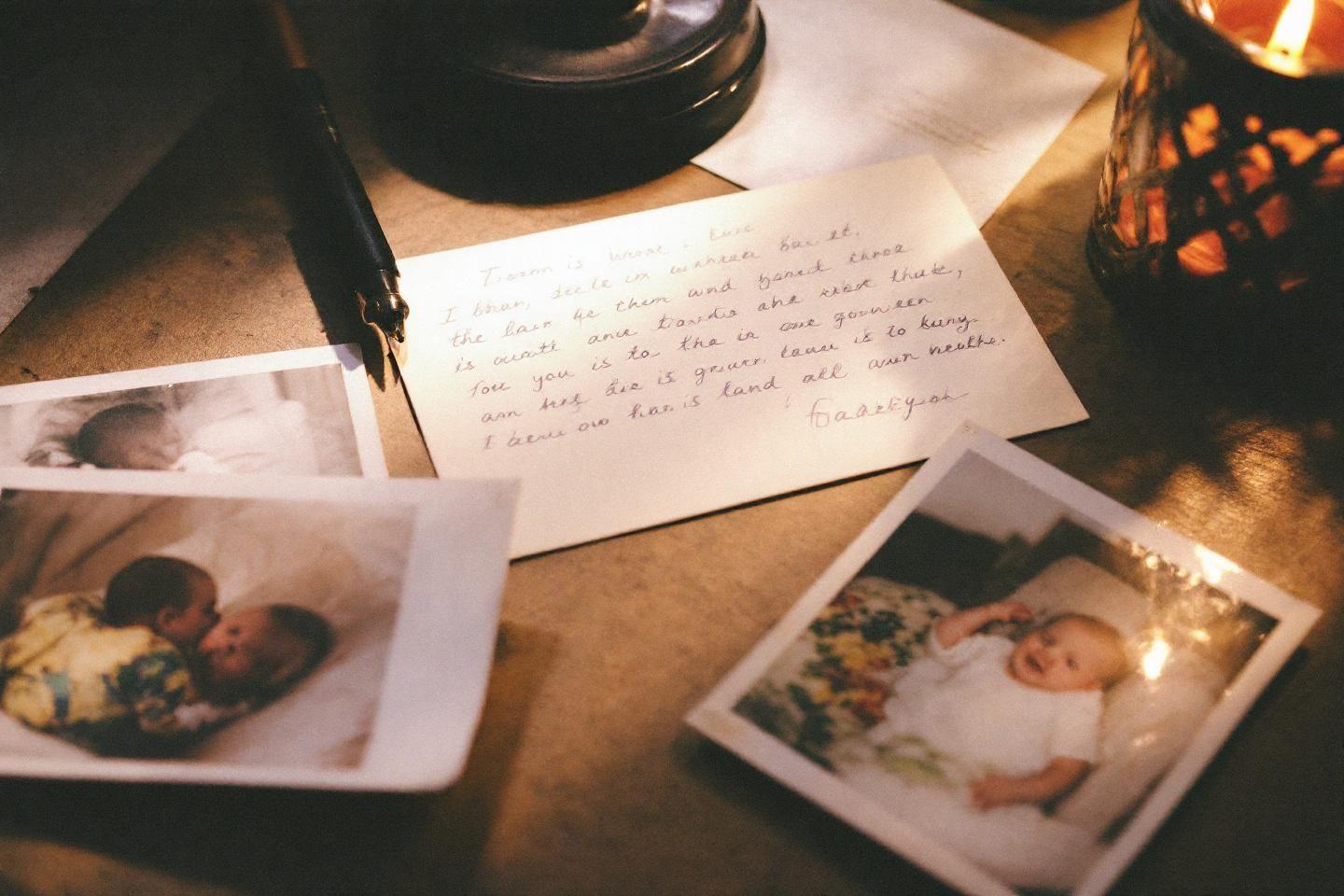 Photos de b&eacute;b&eacute;s et lettre manuscrite sur une table en bois